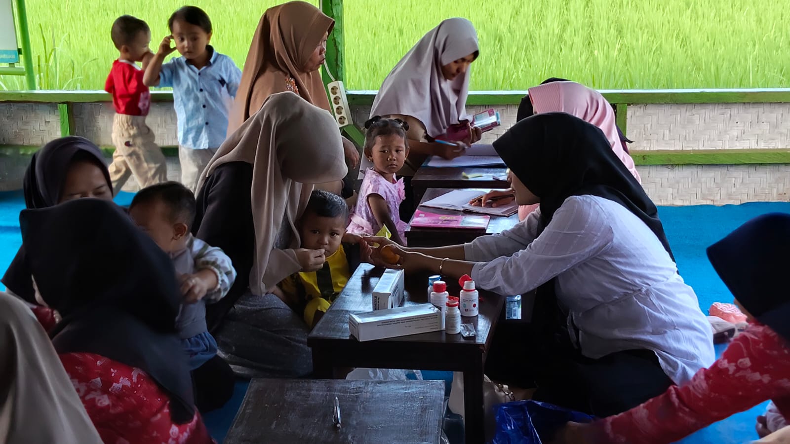 Ramai Warga Datangi Posyandu Saung Ilmu Sukawangi, Dapat Tips Kesehatan dan Layanan Gratis